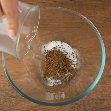 В отдельную миску насыпаем 25 г сахара, 3 г растворимого кофе и наливаем 100 мл кипятка.