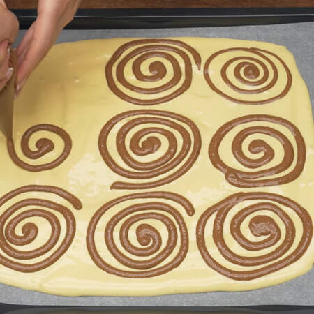 На белом тесте рисуем шоколадным тестом спиральные круги.