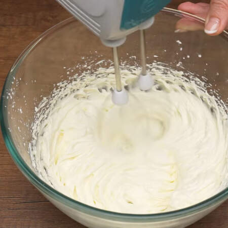 Масло с пудрой взбиваем около 2-х минут до бела. 