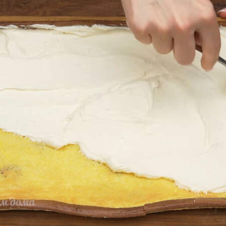 Сверху на бисквит по всей поверхности равномерным слоем выкладываем приготовленный крем.