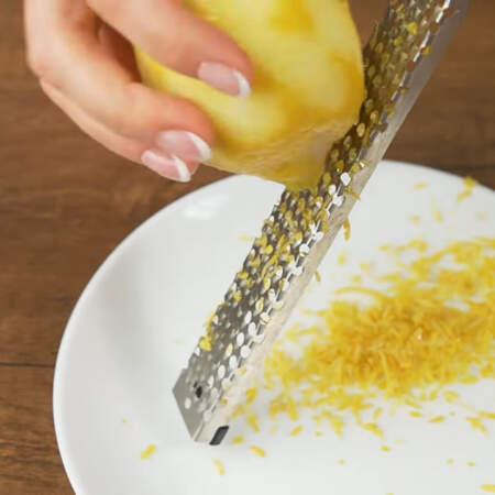С одного лимона на мелкой терке снимаем цедру. Снимаем только желтую часть. Если снять белую, то будет горчить.
