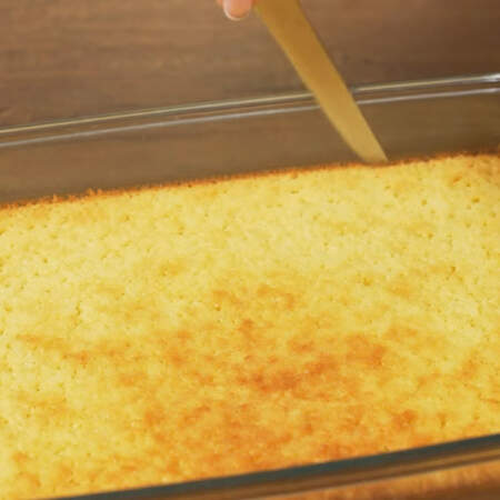 Готовое пирожное вынимаем из духовки и даем ему остыть в форме.