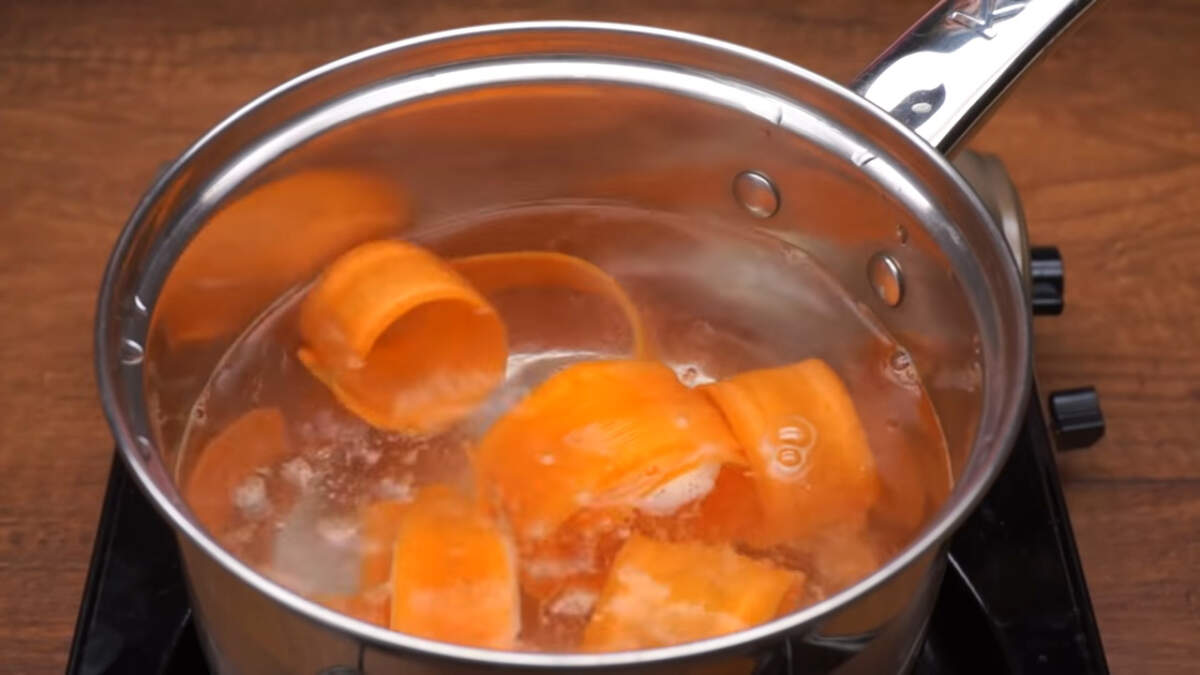 В кипящую воду кладем морковные полоски. Варим их примерно 1 минуту и вынимаем.