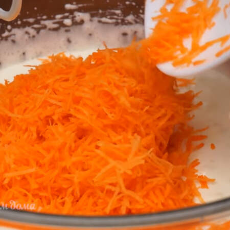 Во взбитые яйца добавляем тертую морковь.