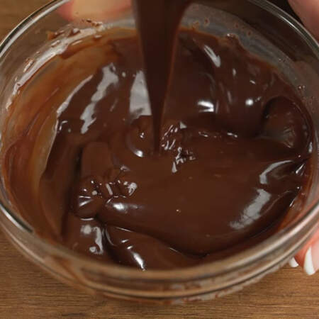 Если шоколад получается не достаточно жидким, то наливаем еще немного молока или сливок. Молоко или сливки должны быть хорошо нагретыми, чтобы шоколад не свернулся. Должна получиться достаточно густая, но льющаяся глазурь.
