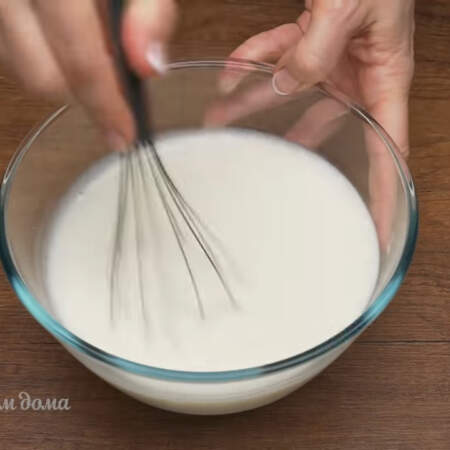 Все хорошо перемешиваем венчиком. 
Вместо йогурта можно использовать густую сметану, и насыпать в нее 2 ст. л. сахара.