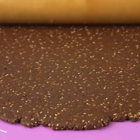 Готовое тесто кладем на коврик и раскатываем в пласт толщиной примерно 5 мм. 