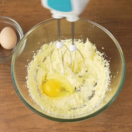 Примерно через минуту, когда сахар с маслом взобьется добавляем 2 яйца по одному