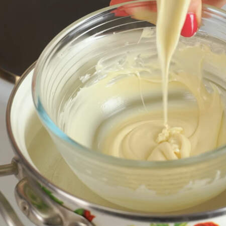 Если шоколад не захочет растапливатся добавьте пару ложек хорошо теплого молока или сливок.