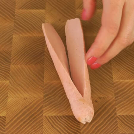 Каждую сосиску разрезаем вдоль не дорезая до края примерно 1.5 см. 