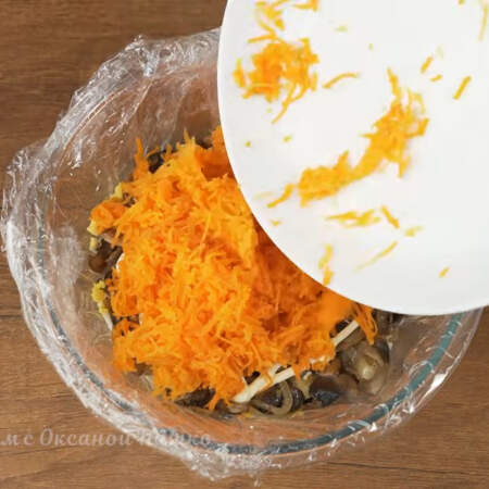 Выкладываем слой вареной морковки. 