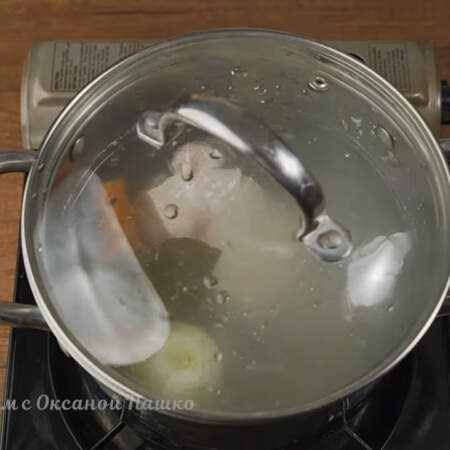 Солим по вкусу и перемешиваем. После закипания воды варим филе примерно 20-25 минут.