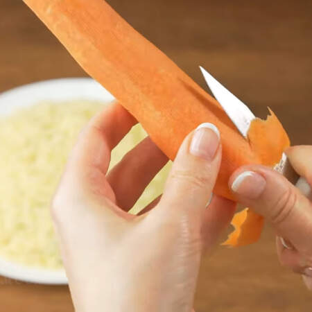 Теперь приготовим праздничное украшение салата.
Берем свежую морковь и аккуратно по кругу срезаем с нее морковную полоску. 