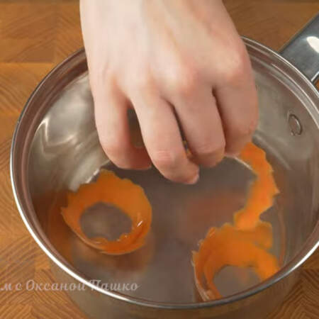 Готовые полоски из морковки кладем в кипяток. Держим их в кипятке примерно 1-2 минуты, в зависимости от толщины срезанной полоски.