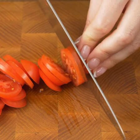 4-5 помидорчиков черри нарезаем кружочками.