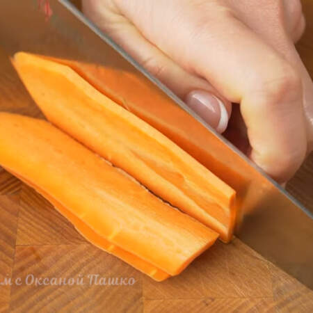 От оставшейся моркови отрезаем полоски.