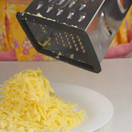 и сюда же к желтку натираем сыр. 
