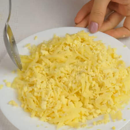 Желток с сыром перемешиваем.