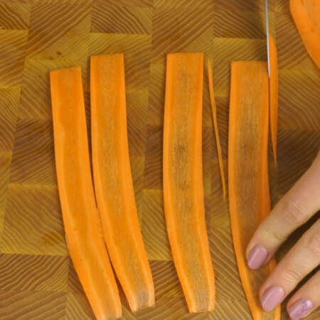 Там, где нужно полосы подрезаем ножом, чтобы получились морковные ленточки.
