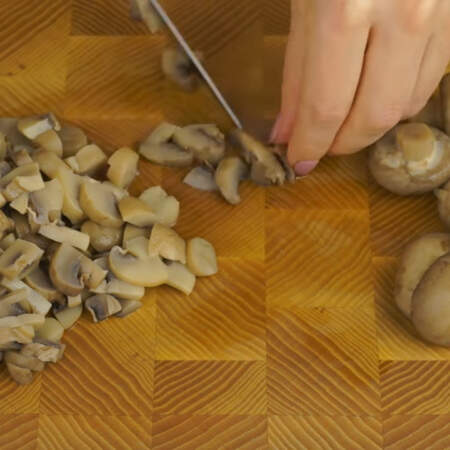 Маринованные грибы нарезаем небольшими кусочками. 