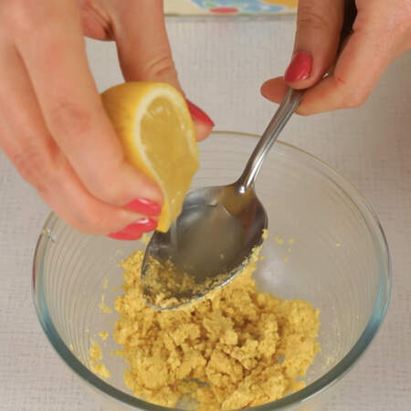 Из половины лимона выдавливаем 2 ст. л. сока в желтки.