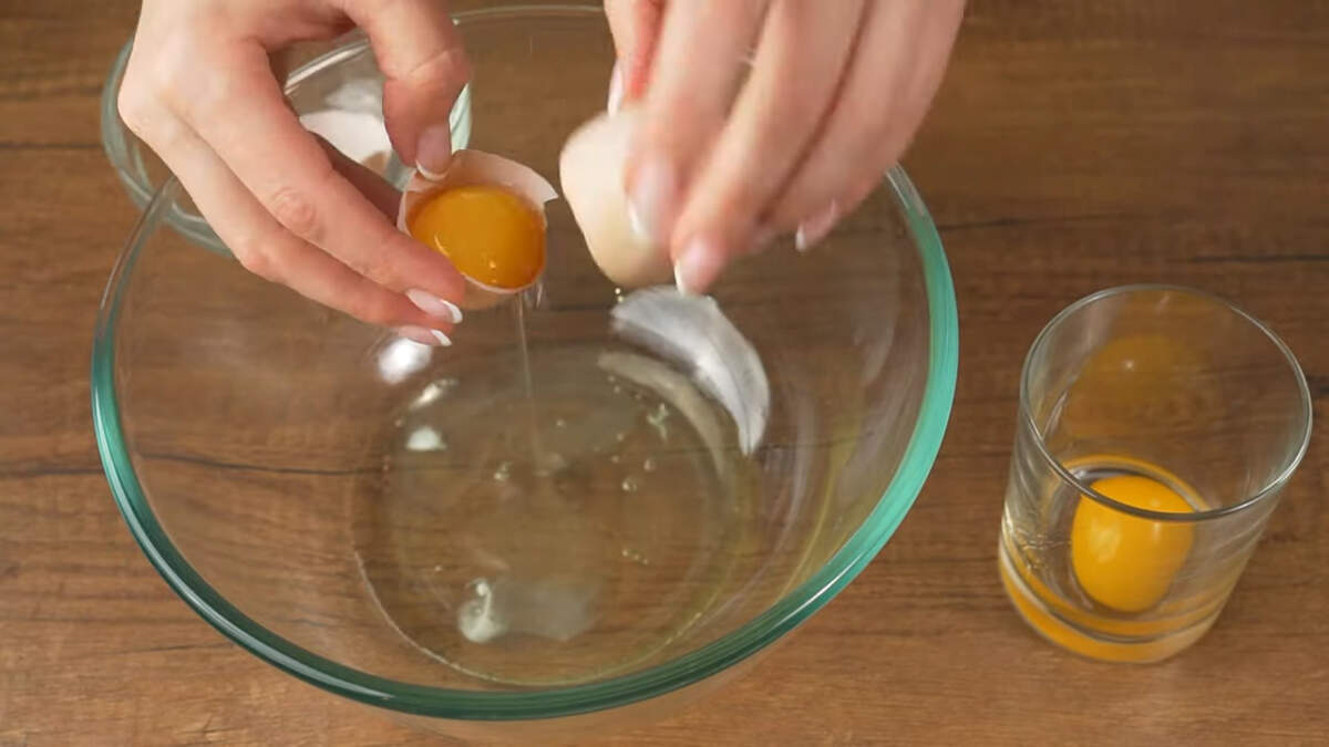 Сначала приготовим бисквит.
2 яйца разделяем на белок и желток. Емкости для яиц должны быть абсолютно сухими и чистыми.
