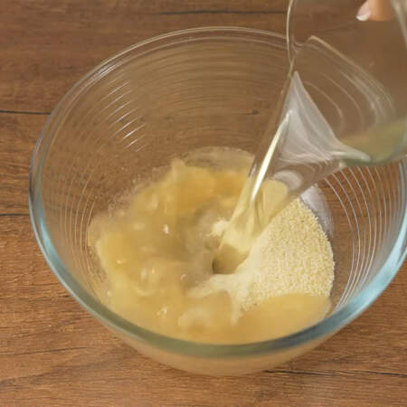Готовим крем.
В миску насыпаем 30 г желатина. Я использую быстрорастворимый желатин. И наливаем 180 мл сиропа от консервированных абрикосов.