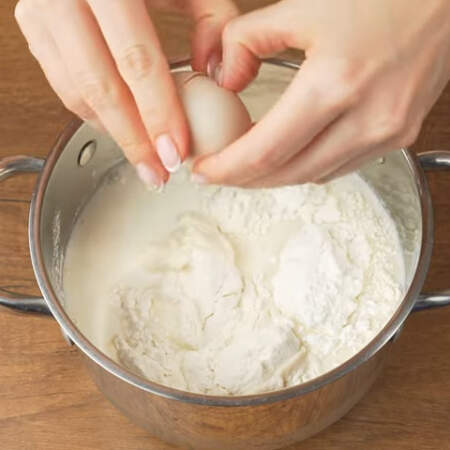 В миску наливаем 1 л молока, насыпаем 110 г муки, 1,5 ст.л. крахмала, 170 г сахара и разбиваем 1 яйцо. 