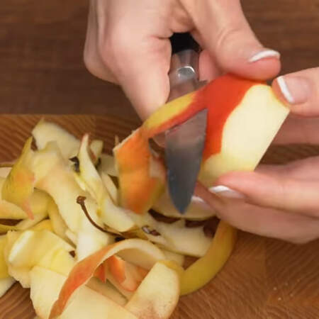 Яблоки очищаем от сердцевины и кожуры.