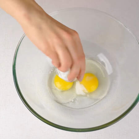 Сначала приготовим блины. В миску разбиваем яйца, добавляем сахар и соль. 