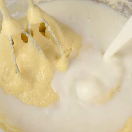 В получившееся тесто добавляем оставшееся молоко и окончательно перемешиваем.