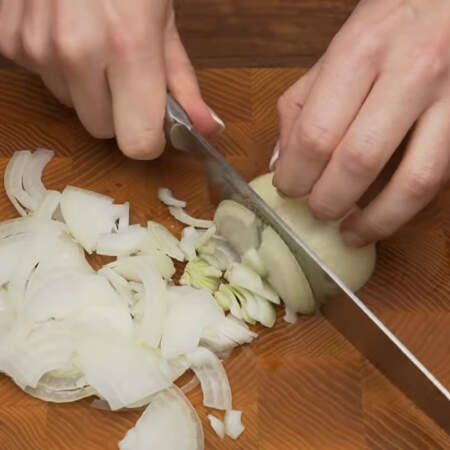 Пока настаивается тесто приготовим грибную начинку для блинов.
1 большую луковицу нарезаем четверть кольцами.