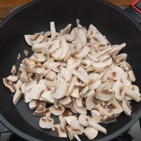 На горячую сковороду кладем подготовленные грибы. Жарим на самом большом огне до испарения всей жидкости. 