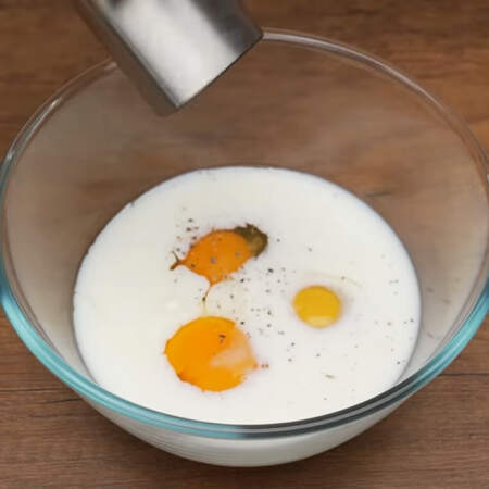 Готовим заливку для запеканки.
В миску разбиваем 3 яйца и наливаем 150 мл молока. Все солим по вкусу и перчим. 