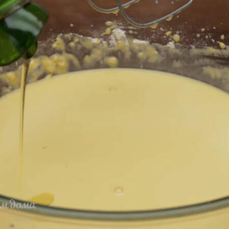 Чтобы блины не прилипали сковороде наливаем примерно 2 ст.л. растительного масла и перемешиваем. 