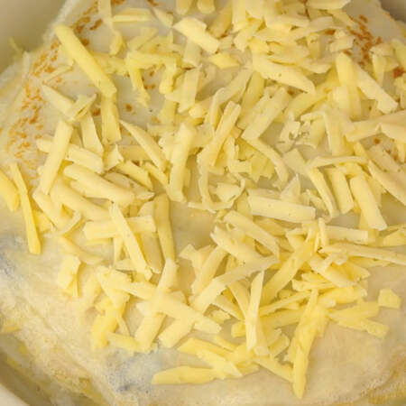 Последний блин посыпаем тертым сыром 