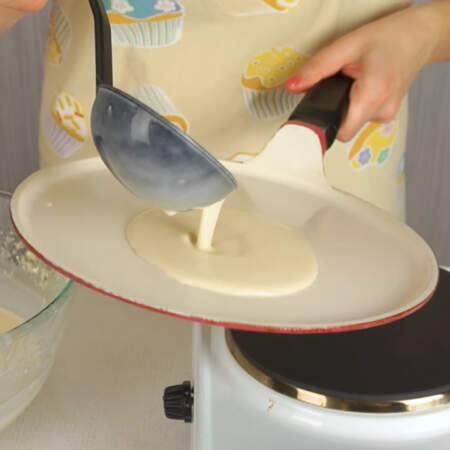 На раскаленную сковороду наливаем тесто. 