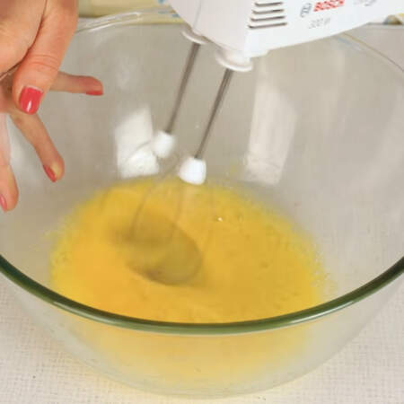 Перемешиваем яйца до полного растворения сахара и соли. Я это делаю миксером, но можно и обычным венчиком.