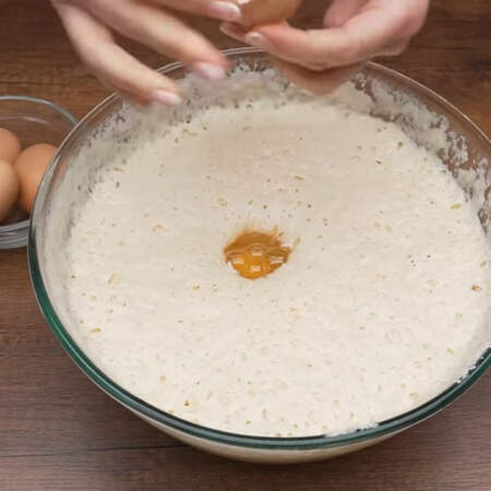 Тесто уже подошло. Разбиваем в него 4 яйца по одному, каждый раз перемешивая тесто.