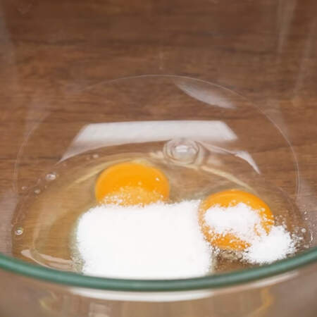 Сначала приготовим тесто для блинов.
В миску разбиваем 2 яйца, насыпаем 1 ст. л. сахара и 0,5 ч. л. соли.
