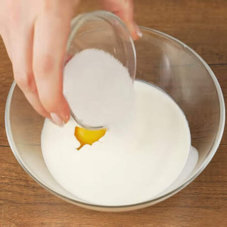 Готовим заливку для блинов.
В миску наливаем 200 мл сливок, разбиваем 1 яйцо и насыпаем 2 ст.л. сахара. 