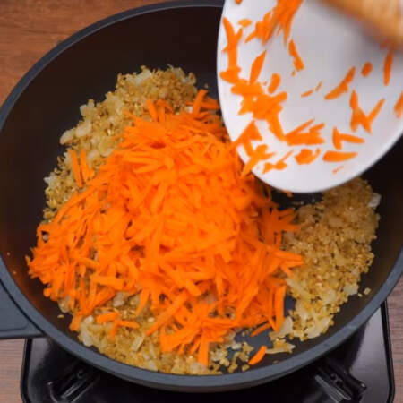 И добавляем тертую морковь.