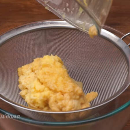 Тертый картофель перекладываем в сито, чтоб стекла лишняя жидкость.