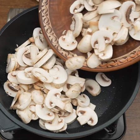Сковороду опять ставим на огонь и кладем подготовленные грибы. Масло добавлять не нужно. Обжариваем грибы на самом большом огне до испарения всей жидкости. 