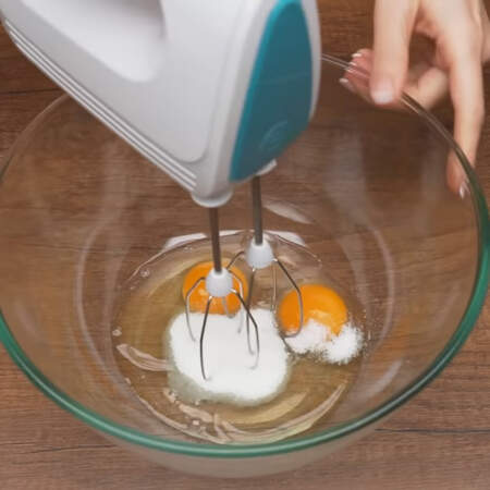 Сначала приготовим тесто для блинов.
В миску разбиваем 2 яйца, насыпаем 1 ст. л. сахара и 0,5 ч. л. соли. 