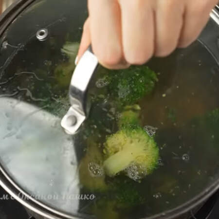 Подготовленную капусту кладем в кипящую воду. Варим 2 минуты.