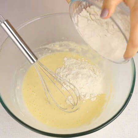 Муку добавляем в тесто в несколько подходов. Обязательно после каждого хорошо перемешиваем.
