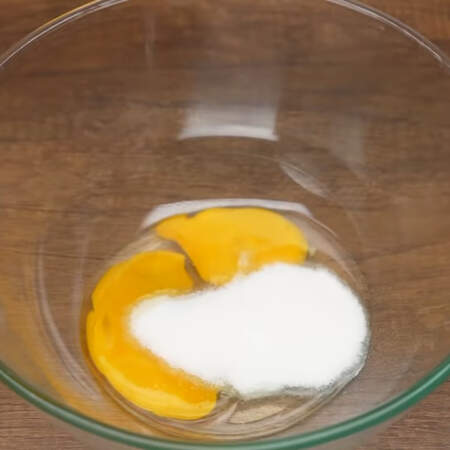 Сначала приготовим тесто.
В миску разбиваем 2 яйца, насыпаем 2 ст. л. сахара и 10 г ванильного сахара. 