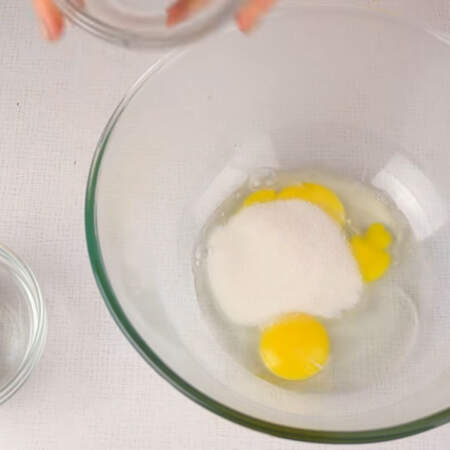 В миску разбиваем 2 яйца и добавляем сахар.