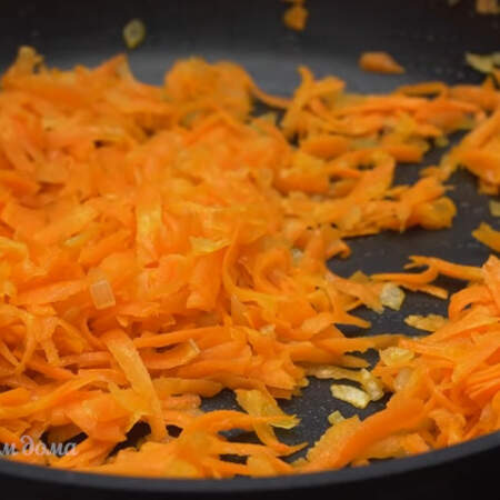 Когда лук подзолотится добавляем к нему тертую морковь. Все перемешиваем и пассеруем еще несколько минут до мягкости моркови.